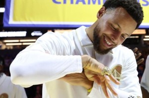 必发体育-领戒指之夜击败湖人 库里33分演绎完美揭幕战